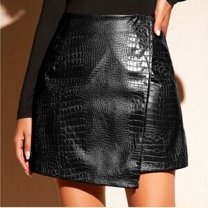 Black Croc-Embossed Mini Skirt size large